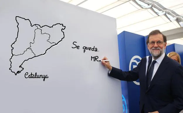 Rajoy posa con un rotulador e Internet se frota las manos