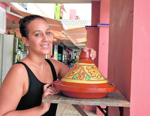 La cocinera Hasnae, con su tallín en el paseo portuario de Cabo de Palos. 