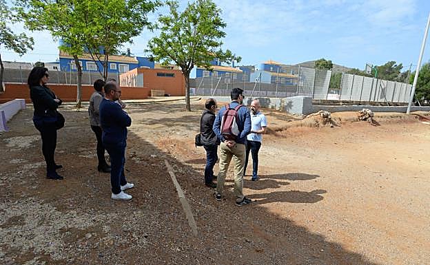 Agentes del Seprona acuden al colegio para coger muestras en una imagen de archivo. 