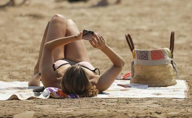 Cómo ver la pantalla de tu móvil con la intensa luz del sol de la playa y la piscina