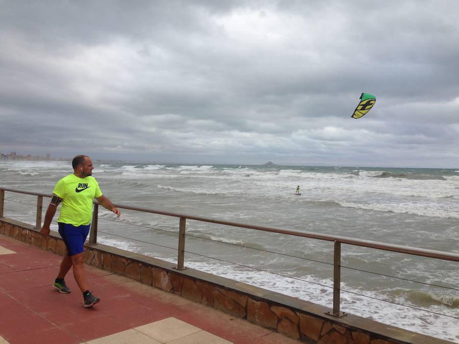 Meteorología desactiva el aviso naranja pero mantiene activa la alerta por lluvias, tormentas y fenómenos costeros.