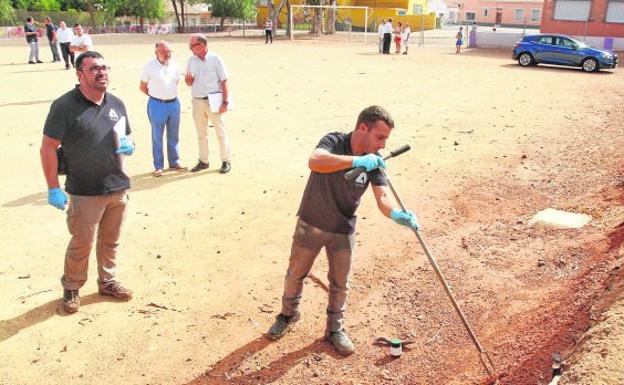 Eduardo Arzola y Alexander Moreno, de Afesa, ayer, haciendo catas en el colegio San Ginés de la Jara de El Llano del Beal. 