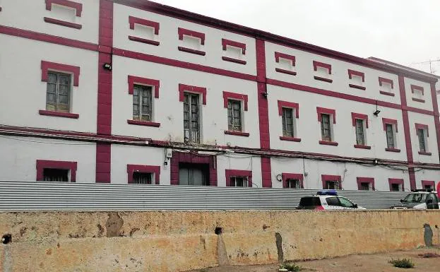 Fachada principal de cuartel de la Guardia Civil de Puerto de Mazarrón. 