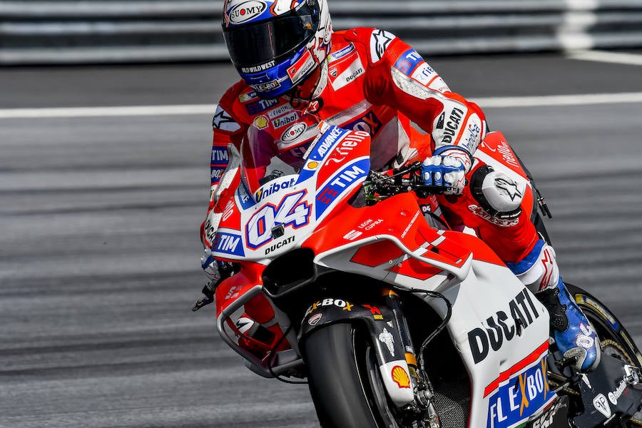 El italiano Andrea Dovizioso hizo buenos los pronósticos que dan un año más a las Ducati Desmosedici como favoritas para el triunfo en el Gran Premio de Austria de MotoGP al marcar el mejor tiempo en los entrenamientos. 