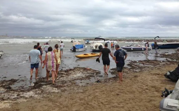Embarcaciones varadas en la playa de Levante de Cabo de Palos, una de las más afectadas por el temporal.