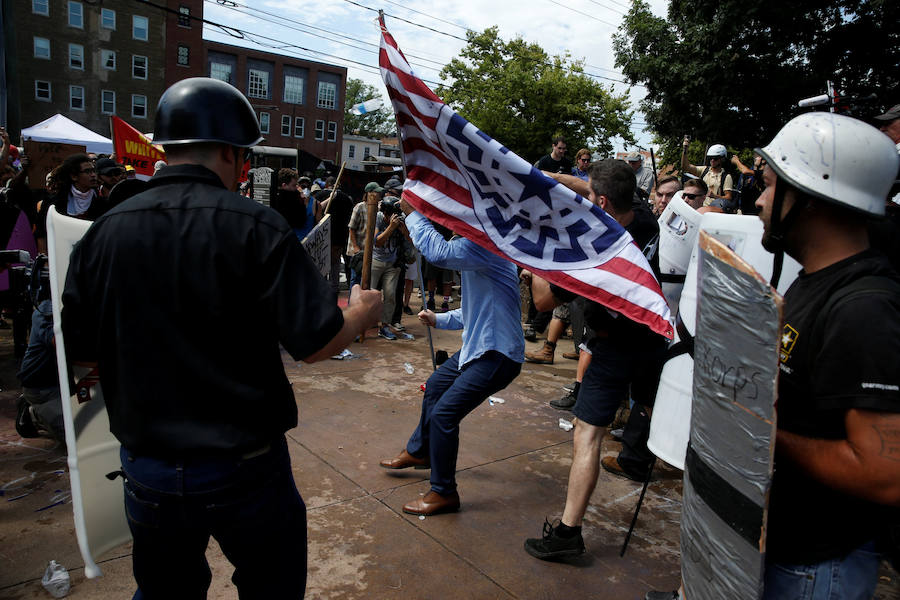 Violentas refriegas se registraron este sábado entre militantes antirracistas y grupúsculos de la extrema derecha estadounidense reunidos en Charlottesville, en Virginia, obligando al gobernador del Estado a declarar el estado de emergencia y a la policía a prohibir la manifestación.