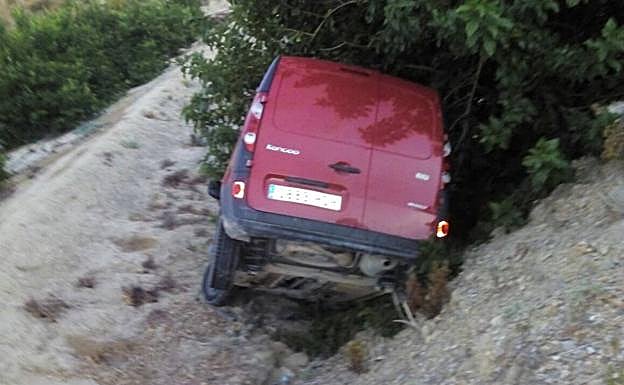 La furgoneta acabó fuera de la carretera tras el accidente.