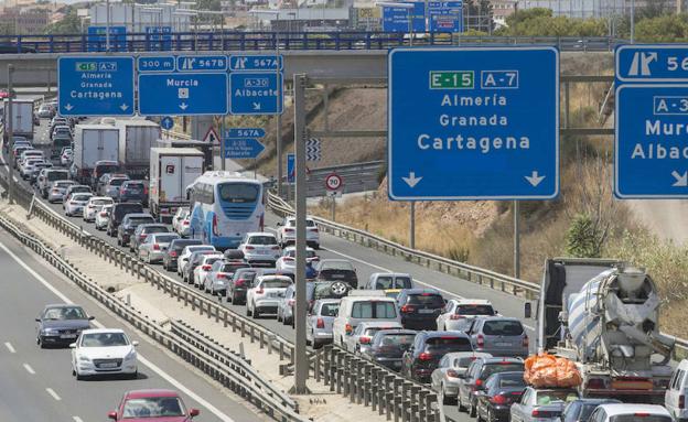 Retenciones de tráfico debido a los desplazamientos del puente de Agosto en la A-7. 