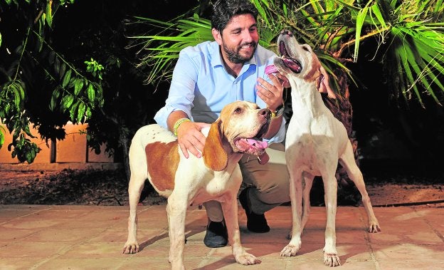 Fernando López Miras, con sus dos perras.