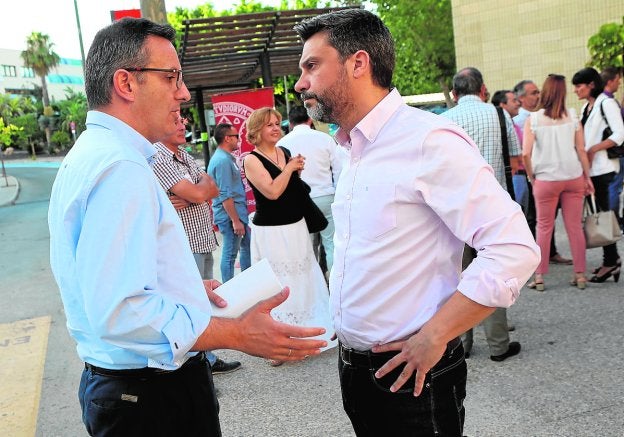 Diego Conesa y Joaquín López conversan antes del Comité Regional del PSOE de junio.