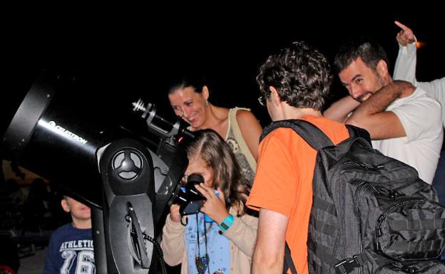 Padres e hijos disfrutando de la lluvia de Perseidas en Cabezo de la Jara.