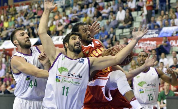 Sadiel Rojas recoge un rebote en una partido contra el Unicaja en el Palacio la pasada temporada.