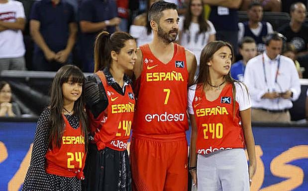 Navarro, junto a su mujer e hijas. 