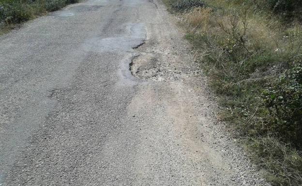 Aspecto de uno de los baches de la carretera.