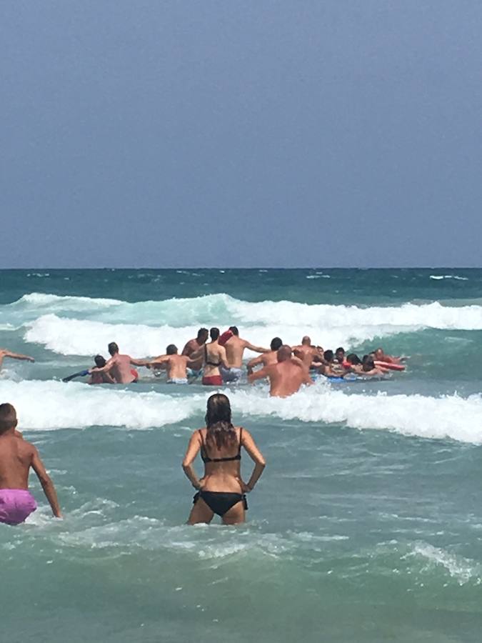 Los bañistas se metieron en el agua a pesar de ondear la bandera roja | Otra persona tuvo que ser rescatada en la playa del Galúa tras no hacer caso a la prohibición de bañarse