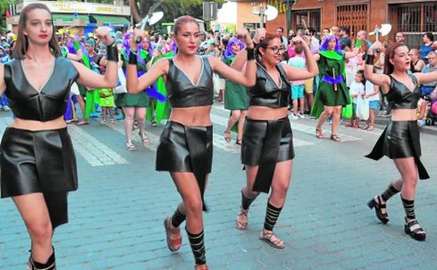 Un grupo de participantes en el desfile de la cabalgata infantil de las fiestas de Jumilla.