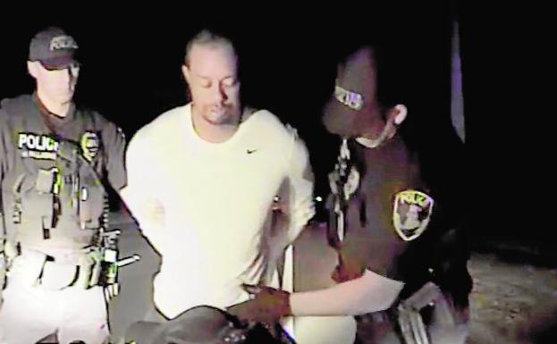 Momento en el que Tiger Woods fue detenido en Florida, el pasado 29 de mayo.