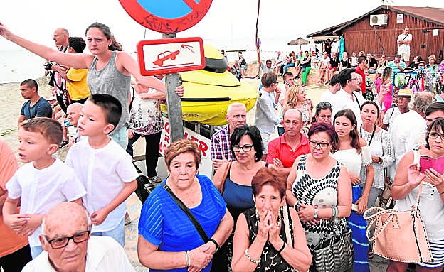 Asistentes a la procesión de la Patrona de Los Alcázares