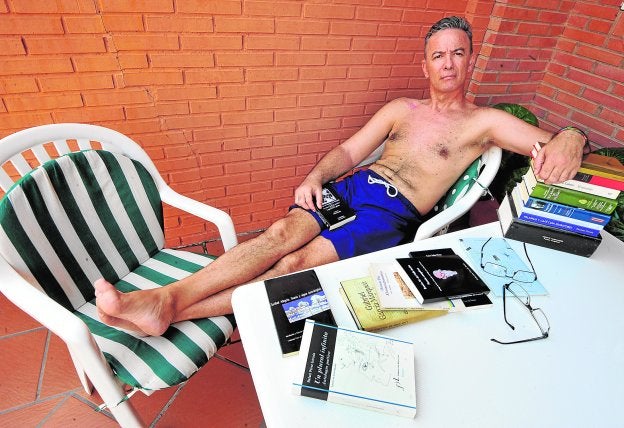 José Cantabella, junto a los libros que le están acompañando este verano. 