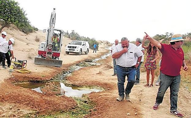 Un grupo de agricultores, ayer fiscalizando los trabajos de los operarios de Tragsa en El Jimenado (Torre Pacheco). 