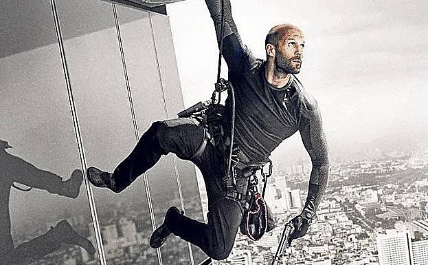 Imagen principal - 1. Jason Statham, a punto de morir en una escena bajo el agua. | 2. Harrison Ford, lesionado en 'Indiana Jones' y 'Star Wars'. | 3. Angelina Jolie, caminó por cornisas y biceó mientras disparaba.