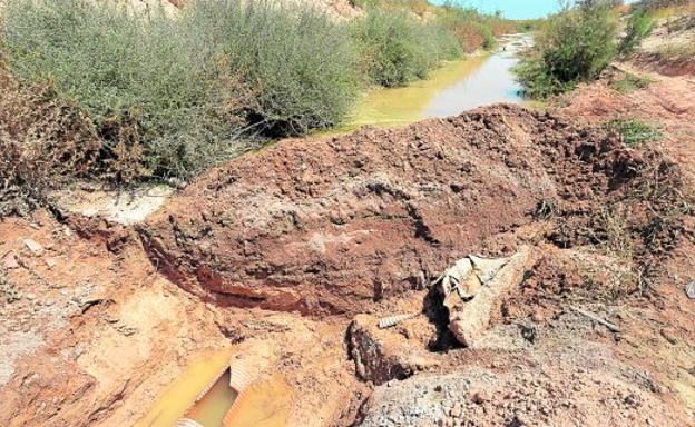 Una de las tuberías bajo sospecha que fue inspeccionada ayer por técnicos de la CHS en la rambla del Albujón, entre Pozo Estrecho y Torre Pacheco.