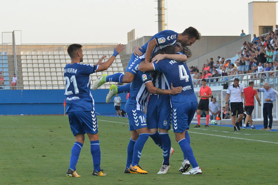 Dos goles de Eugeni y Carlos Martínez dan los tres primeros puntos al conjunto de Curro Torres