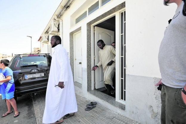 Un grupo de musulmanes abandona la mezquita de Yecla, ayer, a primera hora de la tarde, tras asistir al culto. «¡No tenemos que pagar por otros!», gritaron.