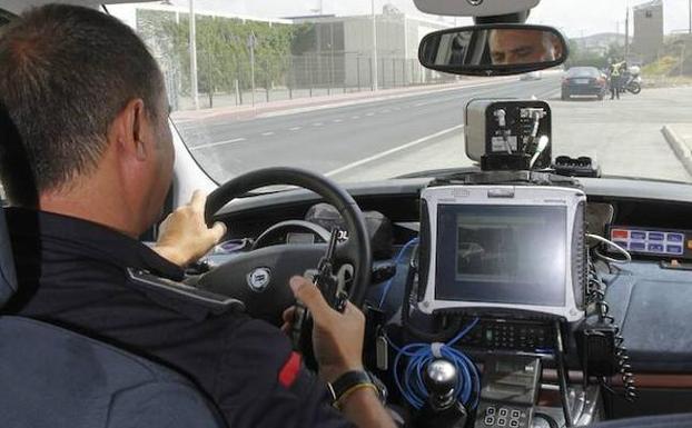 Un agente de la Policía Local realiza un control de velocidad. 