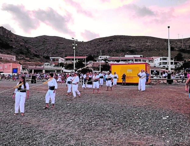 Vecinos de El Portús, en la recogida de la jábega.