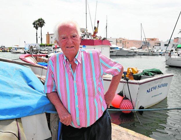 Rafael Fuentes 'El Rojo', en el puerto de Cabo de Palos, en Cartagena.