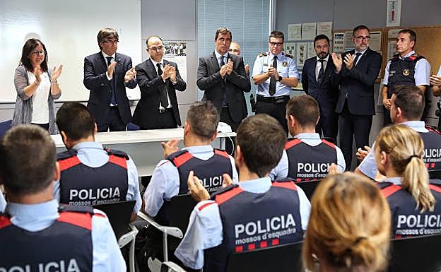 Carles Puigdemont y otras autoridades felicitan a los mossos de la comisaría de Cambrils. 