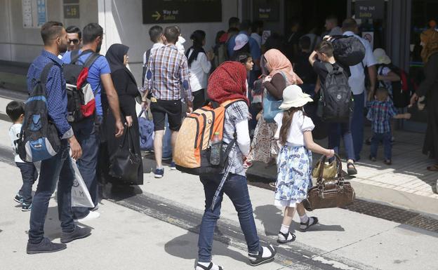 Llegada de los refugiados este mediodía al Aeropuerto de Barajas. 