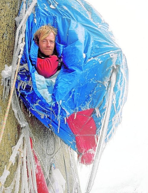 Javier García, colgado de una pared del Monte Watkins, en California, donde hizo noche. A la derecha, en El Capitán, también en California. 