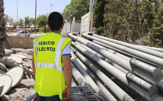 Farolas almacenadas en dependencias municipales.