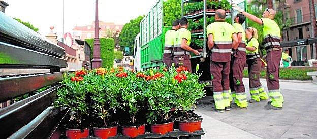 Operarios del servicio de Parques y Jardines, ayer, antes de llenar de colorido los parterres de La Glorieta.