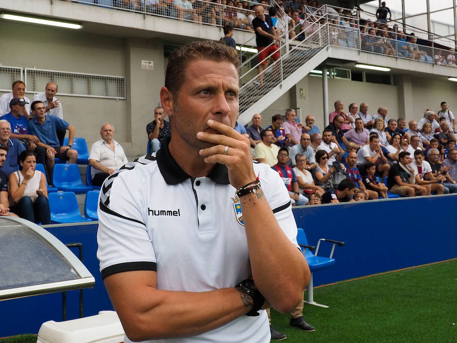 El conjunto entrenado por Curro Torres sufre la primera derrota de la temporada en un partido en el que el Huesca supo aprovechar los errores de los lorquinos