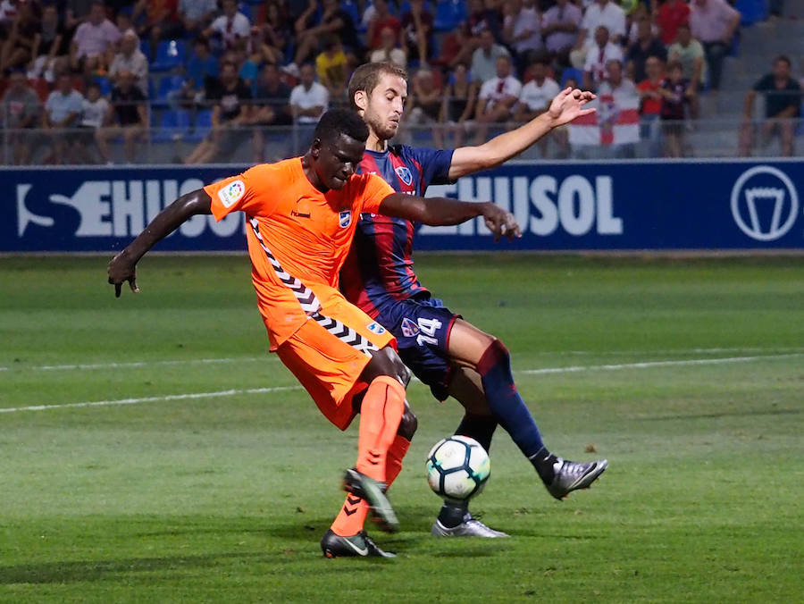 El conjunto entrenado por Curro Torres sufre la primera derrota de la temporada en un partido en el que el Huesca supo aprovechar los errores de los lorquinos