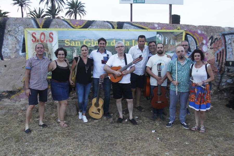 El copatrón de Cartagena desde hace 340 años, San Ginés, y la imagen de la Virgen del Pasico avanzaron juntos, en una carroza tirada por dos caballos, desde la ermita de esta localidad a la iglesia parroquial