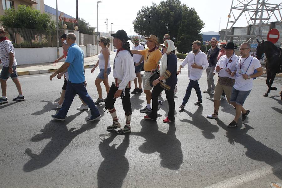 El copatrón de Cartagena desde hace 340 años, San Ginés, y la imagen de la Virgen del Pasico avanzaron juntos, en una carroza tirada por dos caballos, desde la ermita de esta localidad a la iglesia parroquial