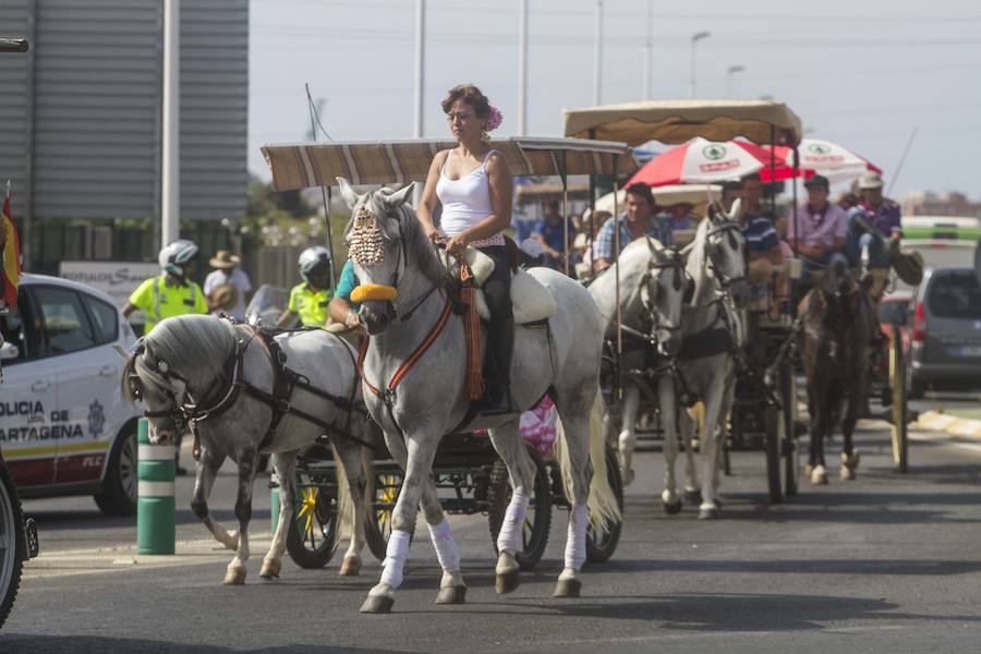 El copatrón de Cartagena desde hace 340 años, San Ginés, y la imagen de la Virgen del Pasico avanzaron juntos, en una carroza tirada por dos caballos, desde la ermita de esta localidad a la iglesia parroquial