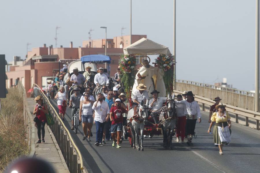 El copatrón de Cartagena desde hace 340 años, San Ginés, y la imagen de la Virgen del Pasico avanzaron juntos, en una carroza tirada por dos caballos, desde la ermita de esta localidad a la iglesia parroquial