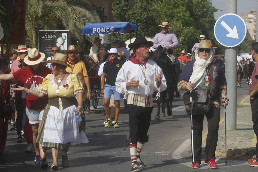 El copatrón de Cartagena desde hace 340 años, San Ginés, y la imagen de la Virgen del Pasico avanzaron juntos, en una carroza tirada por dos caballos, desde la ermita de esta localidad a la iglesia parroquial