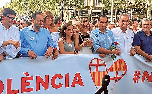 El líder del PSRM-PSOE, Rafael González Tovar -segundo por la derecha-, ayer junto a otros dirigentes socialistas de toda España, entre ellos el secretario de Organización, José Luis Ábalos.