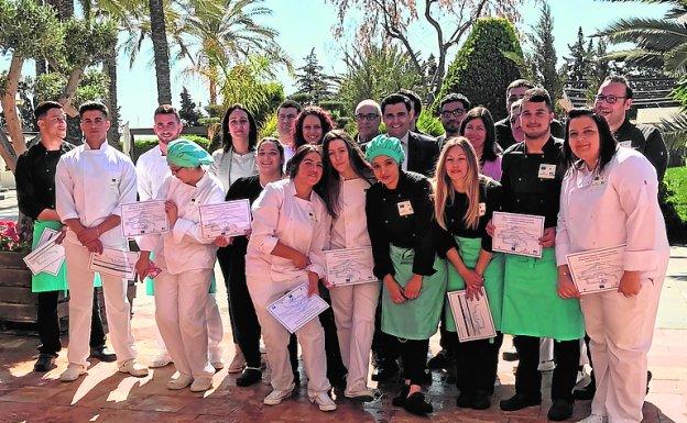 El director del SEF (centro) con un grupo de participantes en un programa de formación en hostelería en Torre Pacheco.