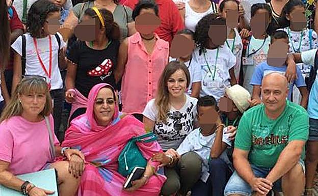 Rebeca Pérez despide a los niños saharahuis. 