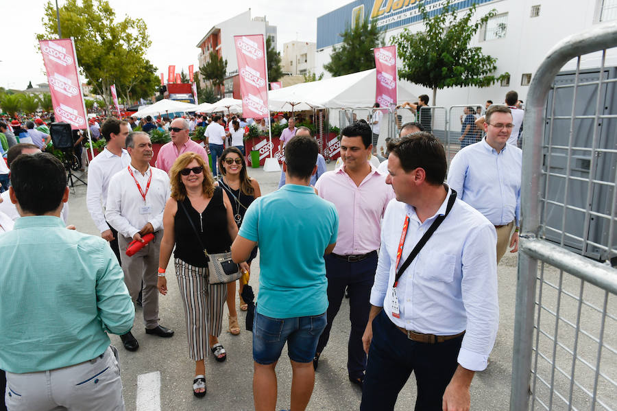 El presidente de la empresa, Tomás Fuertes, fue el encargado de entregar el trofeo al ganador de etapa, Matteo Trentin