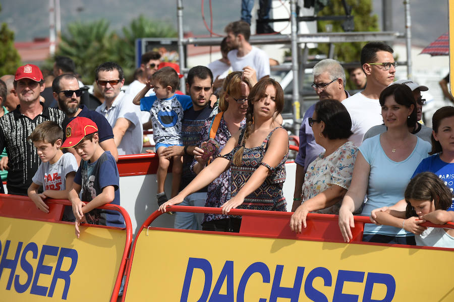 El presidente de la empresa, Tomás Fuertes, fue el encargado de entregar el trofeo al ganador de etapa, Matteo Trentin