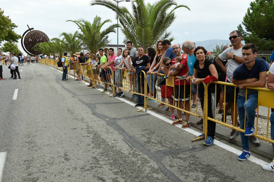 El presidente de la empresa, Tomás Fuertes, fue el encargado de entregar el trofeo al ganador de etapa, Matteo Trentin