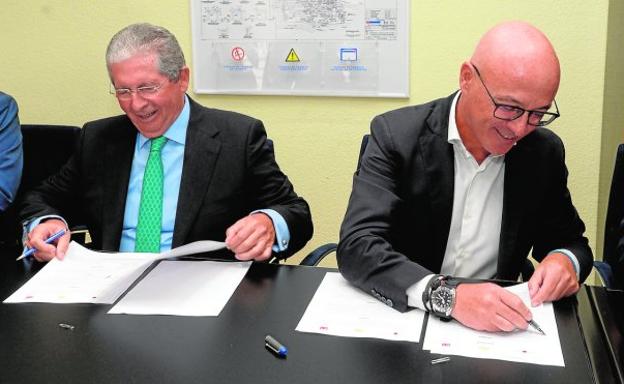 José Luis López, presidente de CLH, y Juan Hernández, consejero de Empleo, firman el convenio.
